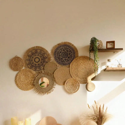 Panier mural rond en jonc de mer tissé à la main, suspendu sur un mur dans un décor bohème rustique avec lumière naturelle et plantes séchées - Décoration intérieure