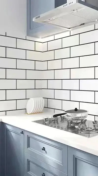 Papier peint vinyle effet marbre posé en décoration sur mur de cuisine moderne, finition imperméable et résistante à l’huile - Décoration intérieure