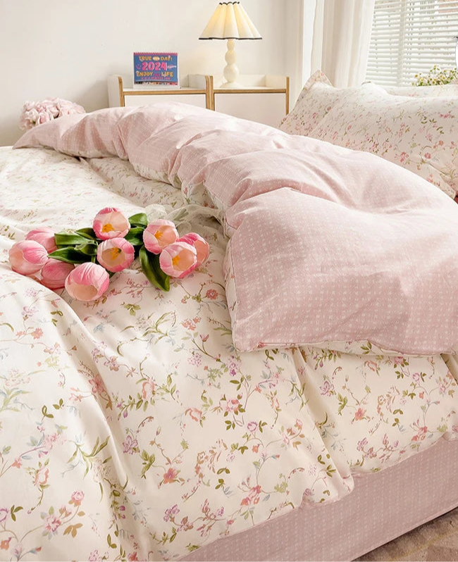 Parure de lit 3 pièces en coton, motif floral pastel, housse de couette et taies ultra douces pour chambre romantique et confortable. Décoration intérieure
