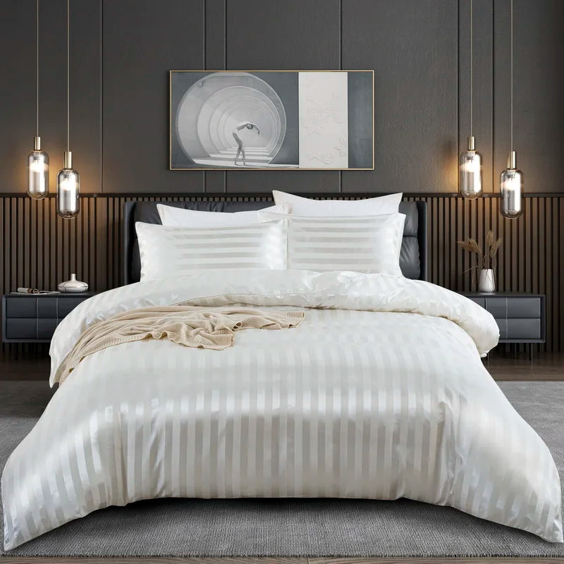 Parure de lit rayée en satin soyeux, finition luxe, disponible en plusieurs tailles. Décoration Intérieure