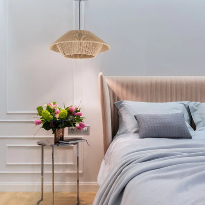 Petit abat-jour suspendu en corde de rotin et papier tissé dans une déco naturelle et vintage - Décoration intérieure.