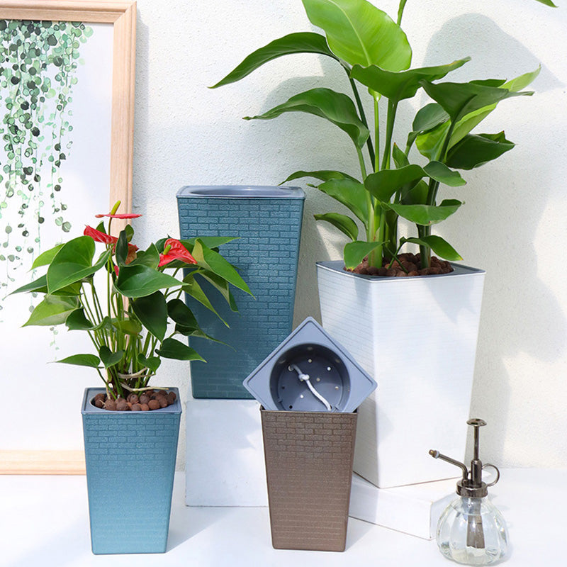 Pot  de fleurs carré en plastique imitation métal, motif brique, placé sur une terrasse moderne avec plantes - Décoration intérieure