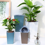 Pot  de fleurs carré en plastique imitation métal, motif brique, placé sur une terrasse moderne avec plantes - Décoration intérieure