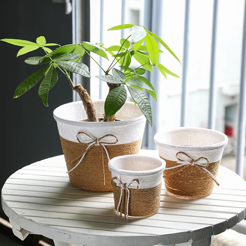 Pot de fleurs en paille tressée à la main - Décoration intérieure.