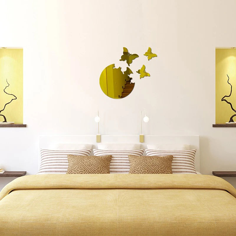 Quatre autocollants muraux en forme de papillon 3D, installés sur un mur lumineux, apportant relief et élégance à la décoration d’une chambre moderne - Décoration intérieure