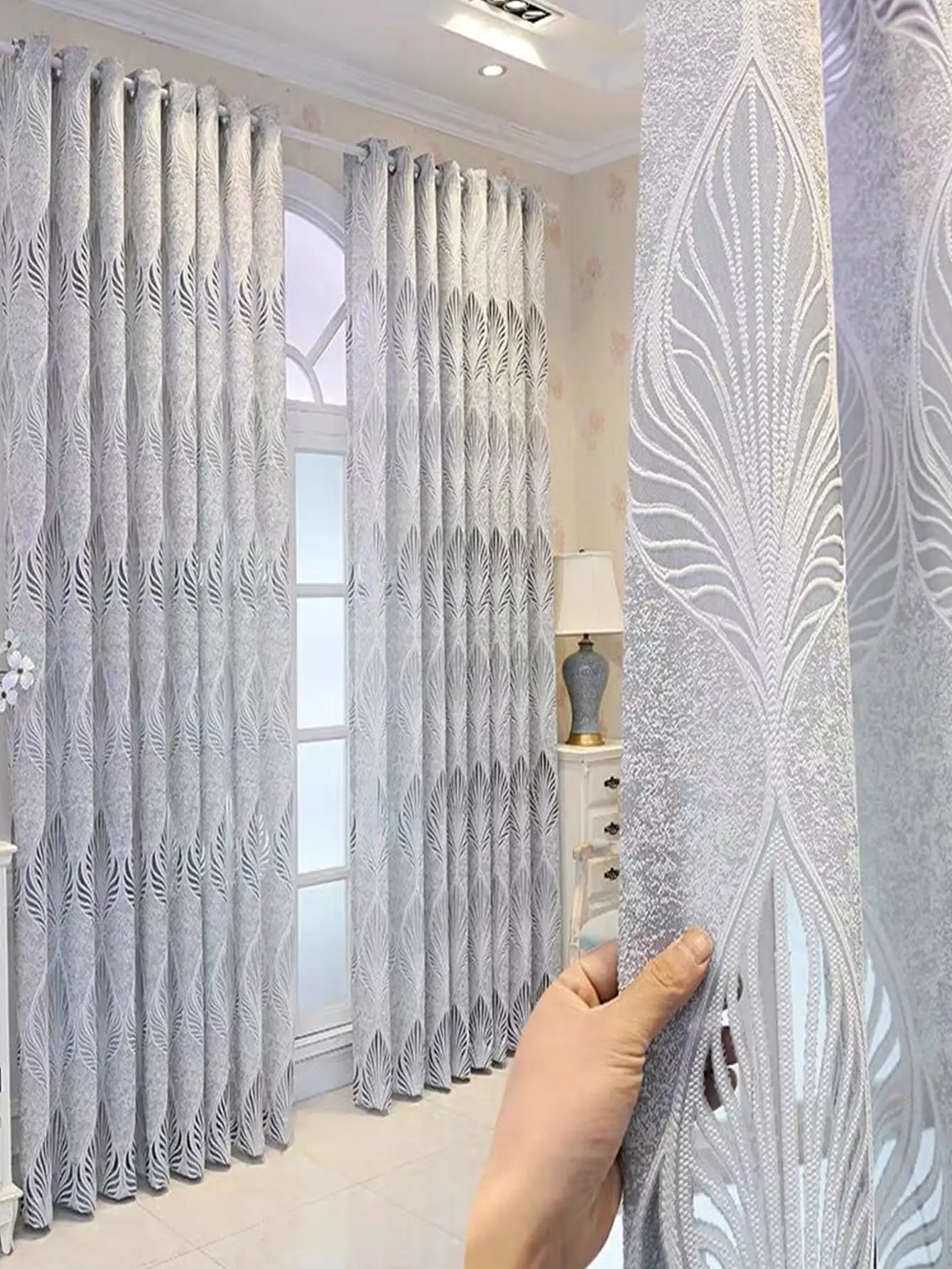 Rideaux gris à perforations en relief motif feuilles – style occultant et déco naturelle pour salon - Décoration intérieure