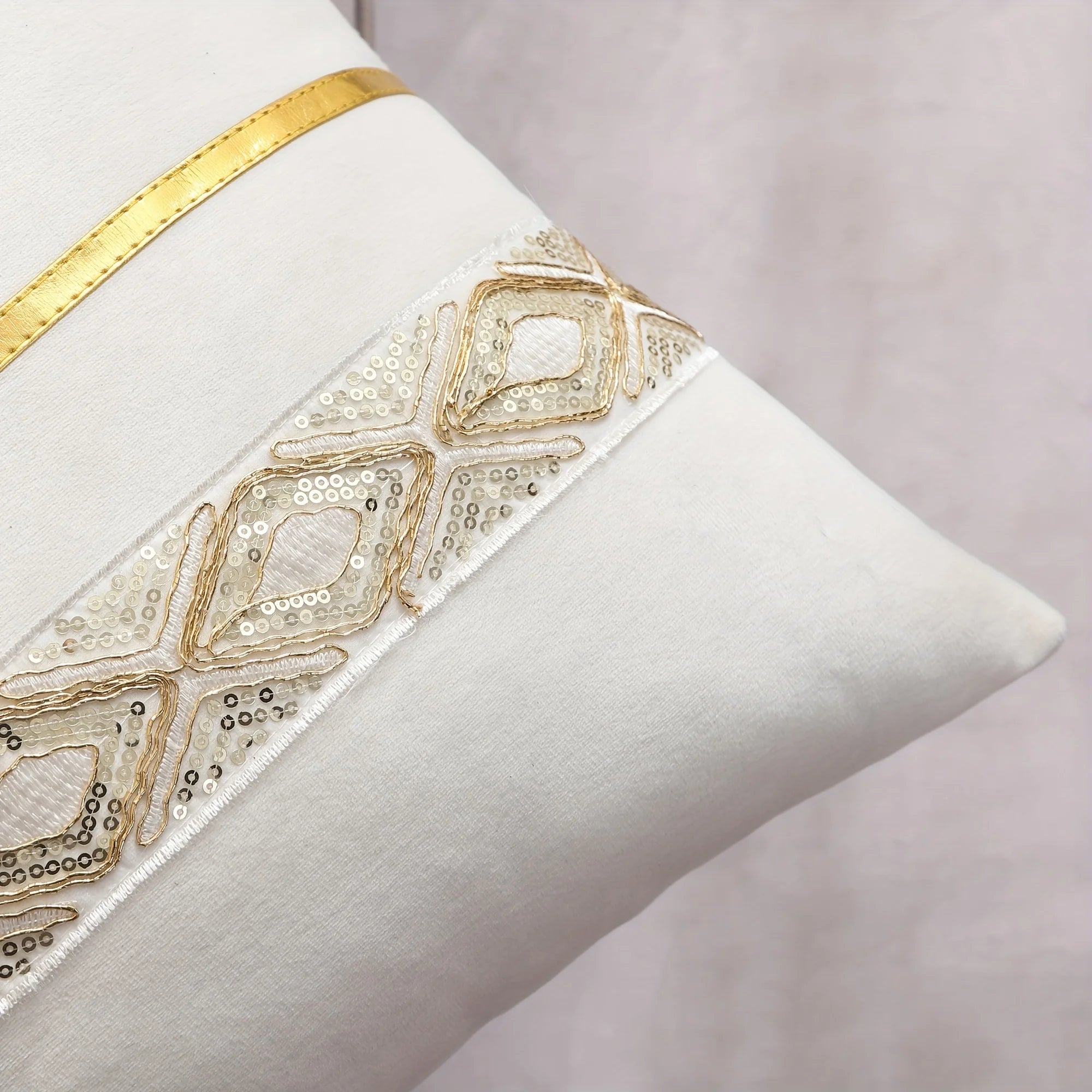 Housse de Coussin Brodée à Pailletés