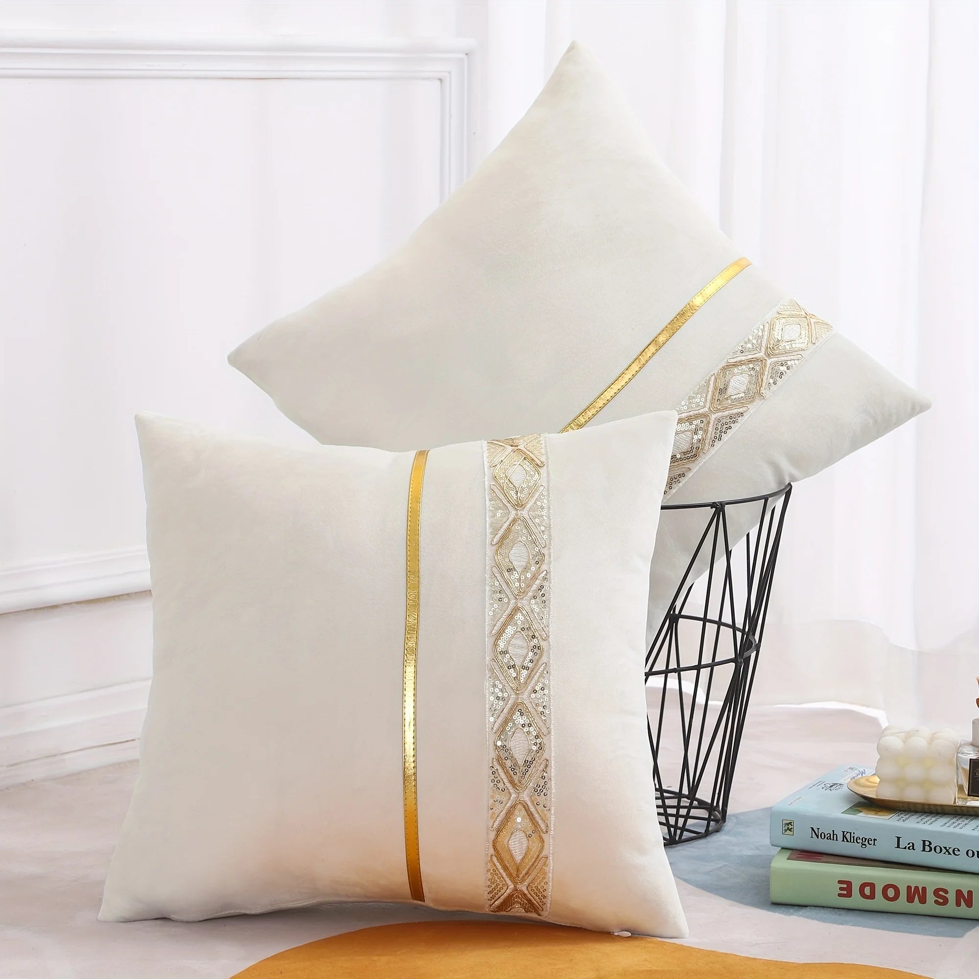Housse de Coussin Brodée à Pailletés