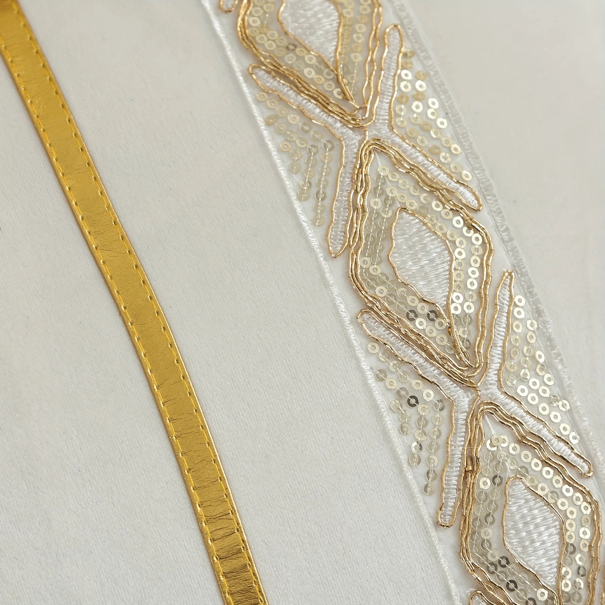 Housse de Coussin Brodée à Pailletés