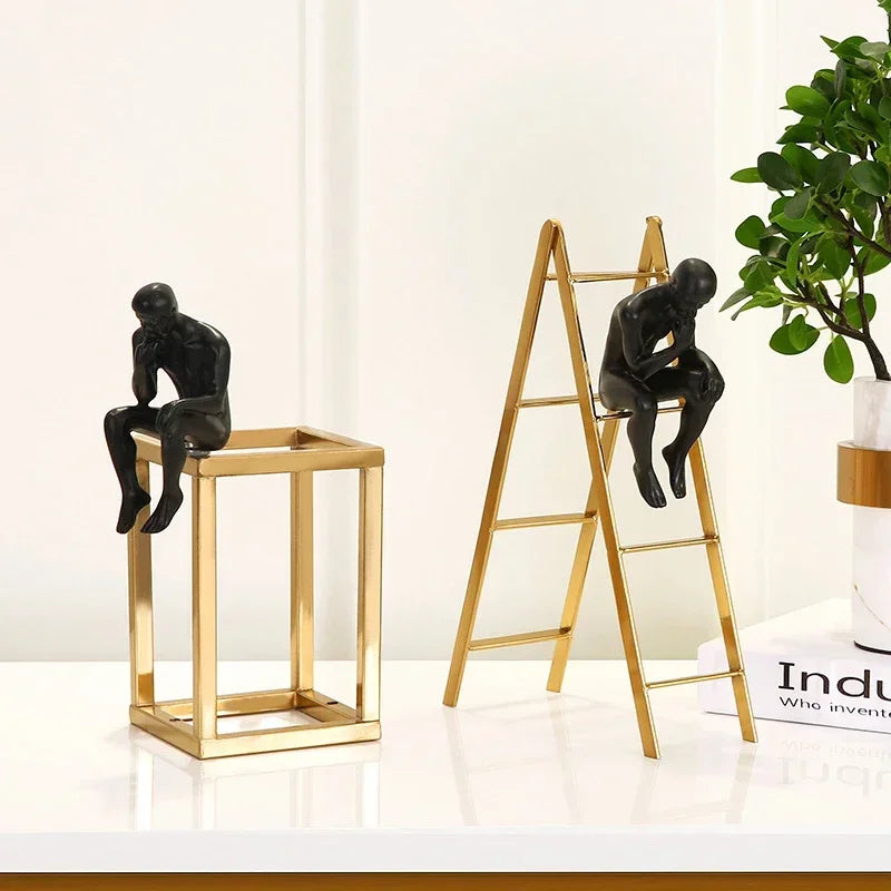 Sculpture Rodin penseur en métal noir avec cadre inox, décoration postmoderne pour chambre et maison. 