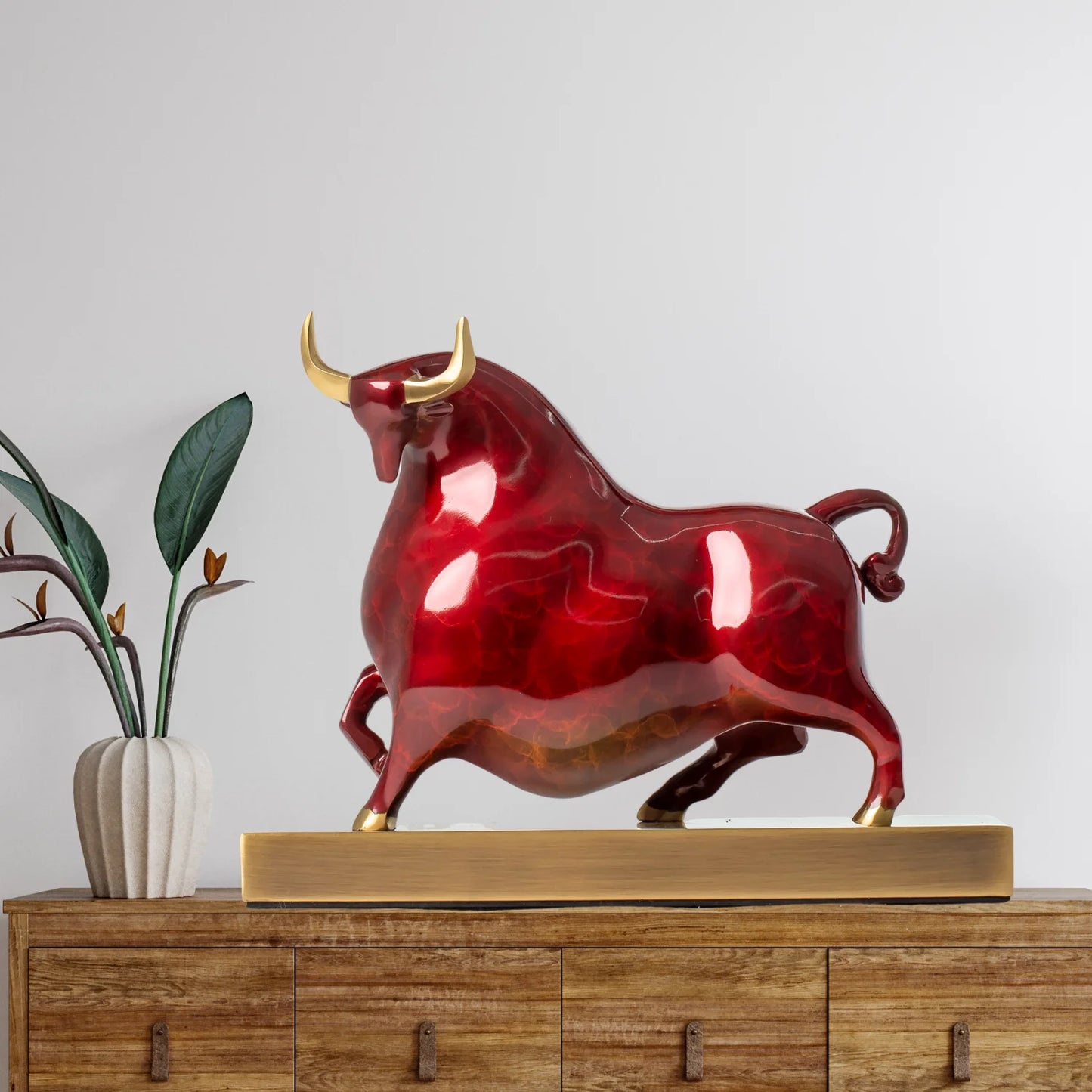 Statue de taureau en bronze abstraite moderne, sculpture décorative faite main pour maison et bureau. Décoration intérieure