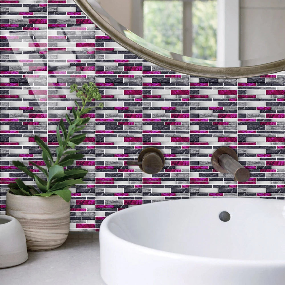 Sticker mosaïque effet marbre plat posé sur une crédence de cuisine contemporaine, finition brillante et élégante - Décoration intérieure