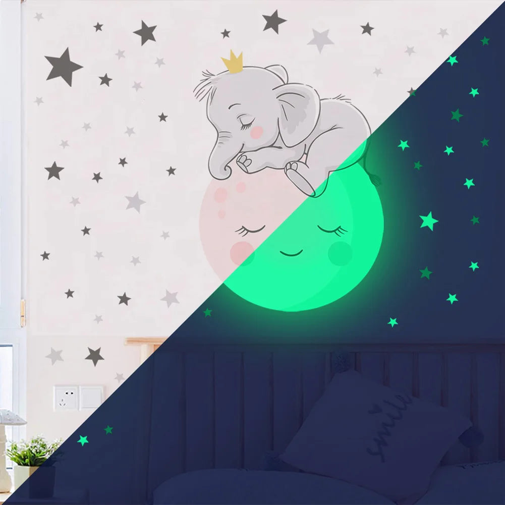 Sticker mural éléphant endormi sur lune posé dans une chambre d’enfant, lumière douce et décor rêveur - Décoration intérieure