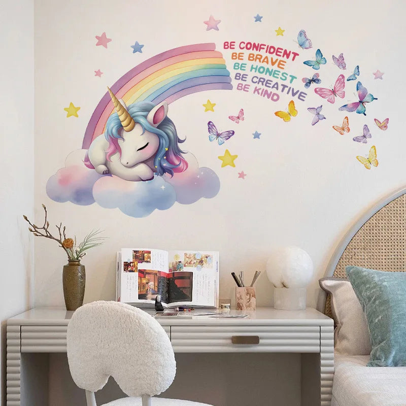 Sticker mural licorne pastel en vinyle posé dans une chambre de bébé, décoration murale tendre et magique - Décoration intérieure
