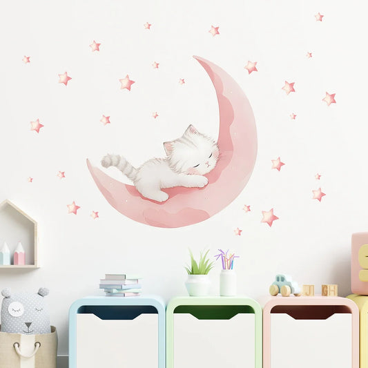 Sticker mural lune rose avec chat mignon et étoiles posé dans une chambre de bébé, ambiance magique et poétique - Décoration intérieure