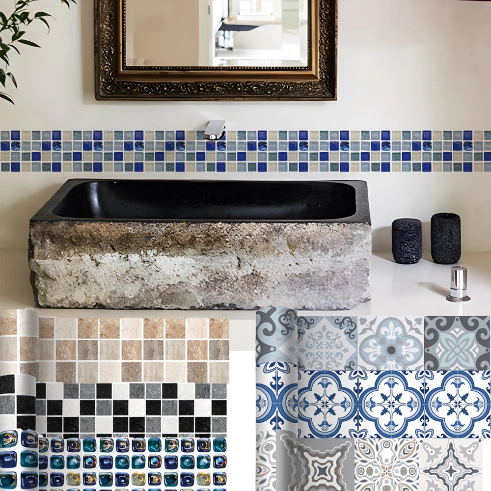 Sticker mural mosaïque 10 × 200 cm posé dans salle de bain, vinyle auto-adhésif imperméable utilisé comme déco de plinthe ou frise murale - Décoration intérieure