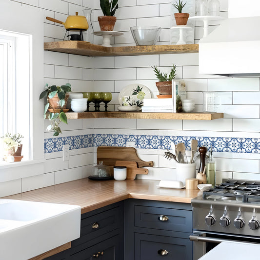 Sticker mural mosaïque 10 × 200 cm posé dans une cuisine , vinyle auto-adhésif imperméable utilisé comme déco de plinthe ou frise murale - Décoration intérieure