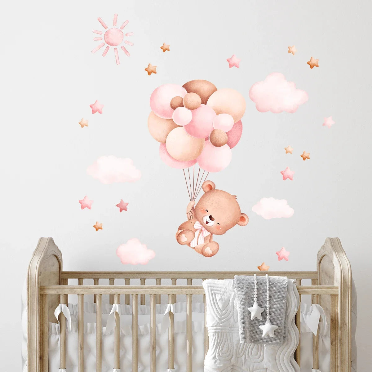 Sticker mural ours mignon dans un ballon, style dessin animé, posé sur mur de chambre d’enfant, déco ludique et douce - Décoration intérieure