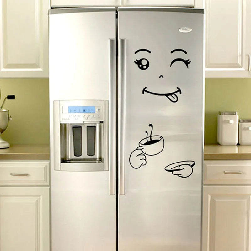 Sticker mural smiley en vinyle posé sur mur de cuisine, expression joyeuse et déco ludique dans un intérieur coloré - Décoration intérieure