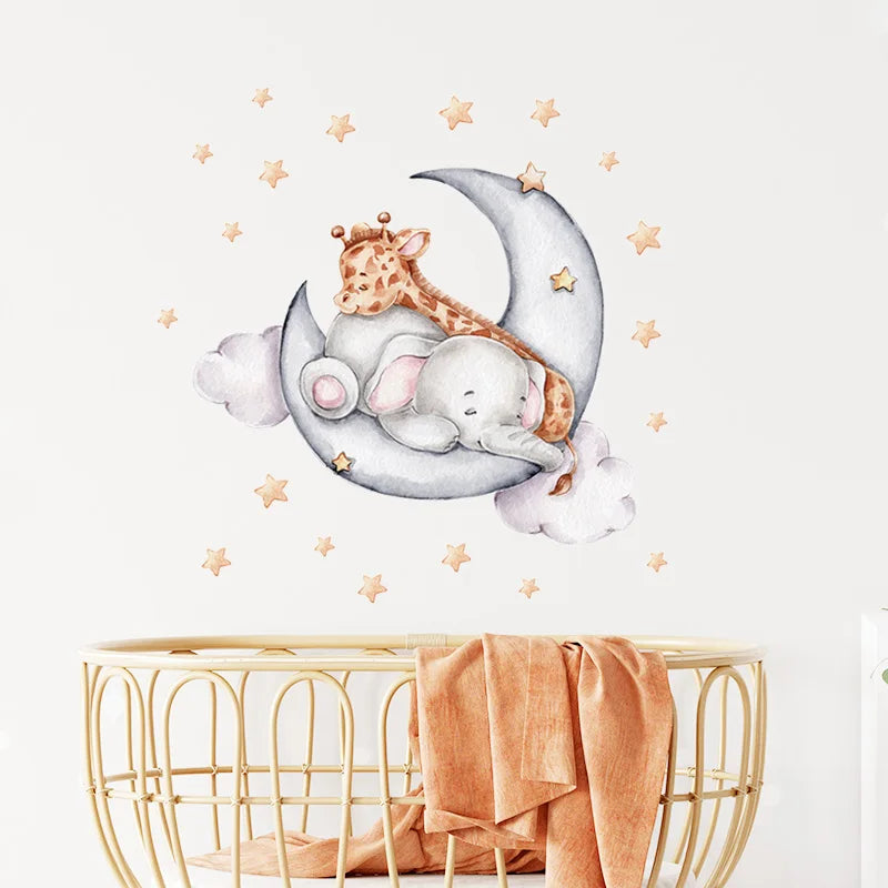 Sticker mural vinyle représentant un ours en peluche endormi sur une lune entourée d’étoiles, posé dans une chambre de bébé, ambiance douce et rassurante - Décoration intérieure