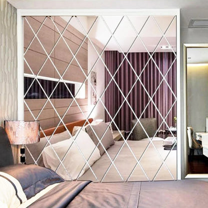 Stickers muraux en forme de triangle effet miroir 3D, disposés en motifs géométriques brillants sur un mur de salon, créant un décor lumineux et moderne - Décoration intérieure