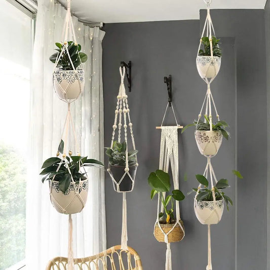 Suspension macramé artisanale accrochée au mur, tenant un pot de fleurs dans un style bohème et naturel- Décoration intérieure