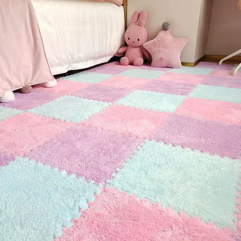 Tapis de sol en mousse et daim doux, assemblé en plusieurs dalles dans une salle de sport familiale ou chambre d’enfant - Décoration intérieure