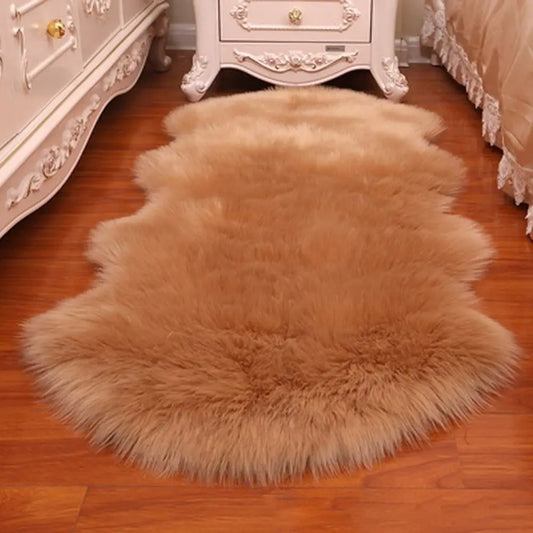 Tapis imitation peau de mouton blanc à poils longs, posé près d’un fauteuil en bois dans un salon au style nordique - Décoration intérieure