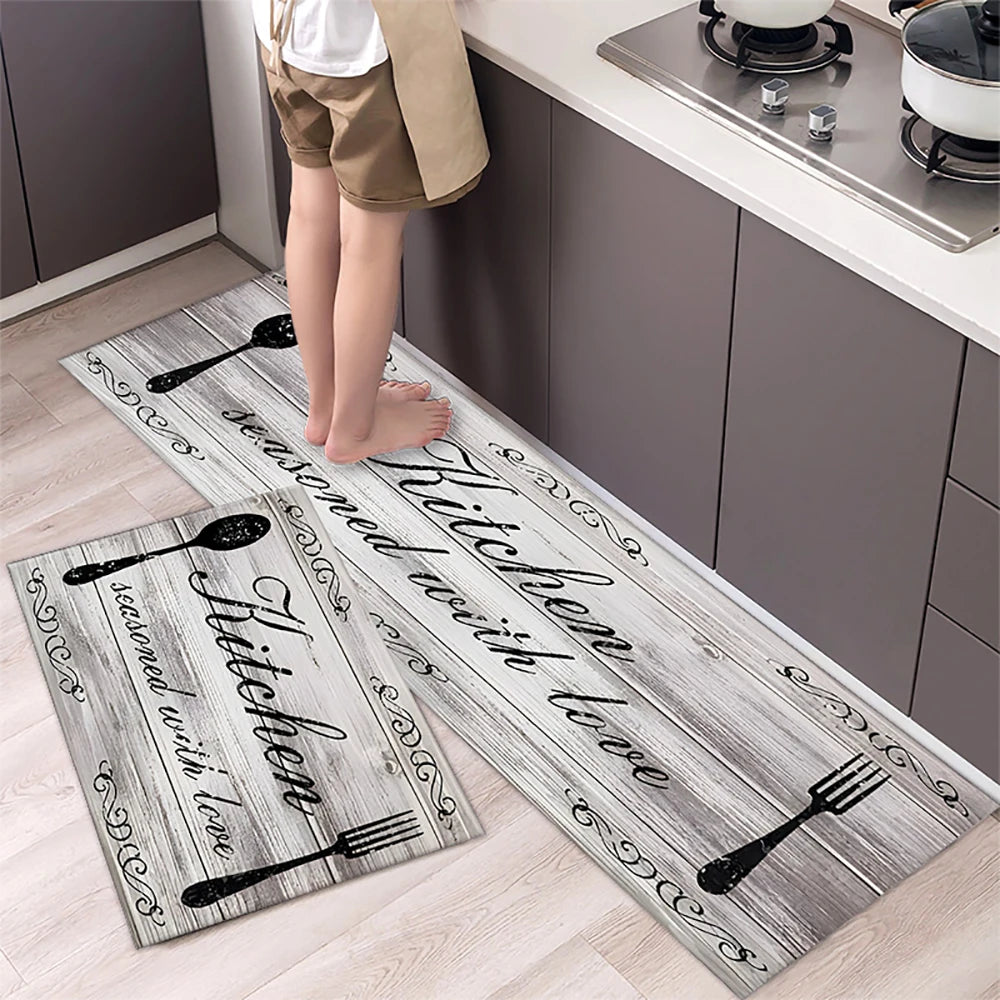 Tapis long motif bois antidérapant, posé dans un couloir lumineux menant à une cuisine moderne - Décoration intérieure