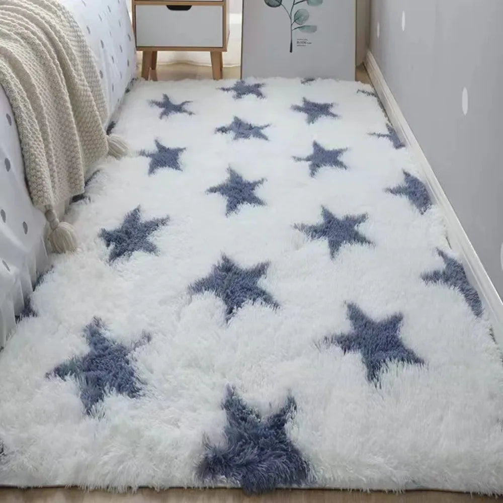 Tapis à poils longs imitation laine beige, posé au pied d’un lit avec coussins et lampe en bois naturel - Décoration intérieure