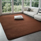 Tapis rectangulaire en velours corail et gris, disposé dans un salon lumineux avec canapé et jouets pour enfants - Décoration intérieure