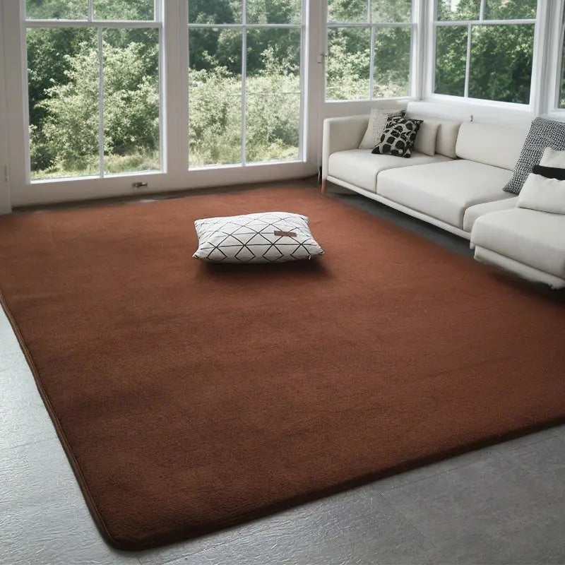 Tapis rectangulaire en velours corail et gris, disposé dans un salon lumineux avec canapé et jouets pour enfants - Décoration intérieure