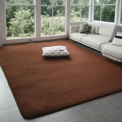 Tapis rectangulaire en velours corail et gris, disposé dans un salon lumineux avec canapé et jouets pour enfants - Décoration intérieure