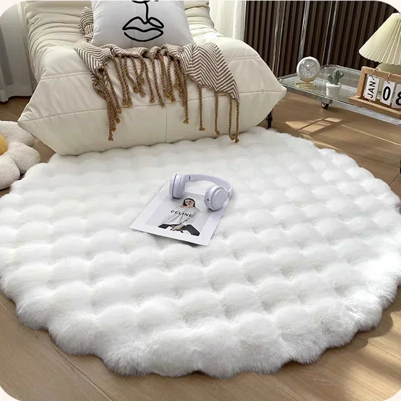 Tapis rond en peluche  placé au pied d’un lit moderne dans une chambre  lumineuse - Décoration intérieure