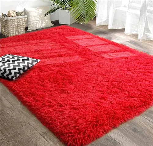 Tapis rouge à poils longs en fourrure moelleuse, posé dans un salon moderne avec canapé gris et déco minimaliste - Décoration intérieure