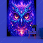 Tapisserie colorée avec motif animalier psychédélique, réactive aux UV, accrochée en tenture murale dans une chambre au style hippie et néon - Décoration intérieure
