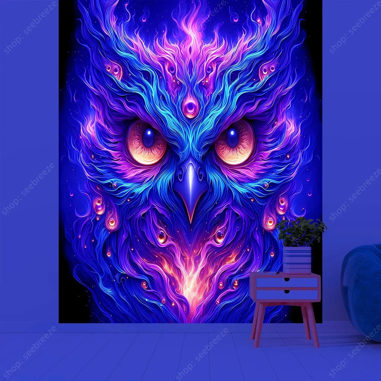 Tapisserie colorée avec motif animalier psychédélique, réactive aux UV, accrochée en tenture murale dans une chambre au style hippie et néon - Décoration intérieure