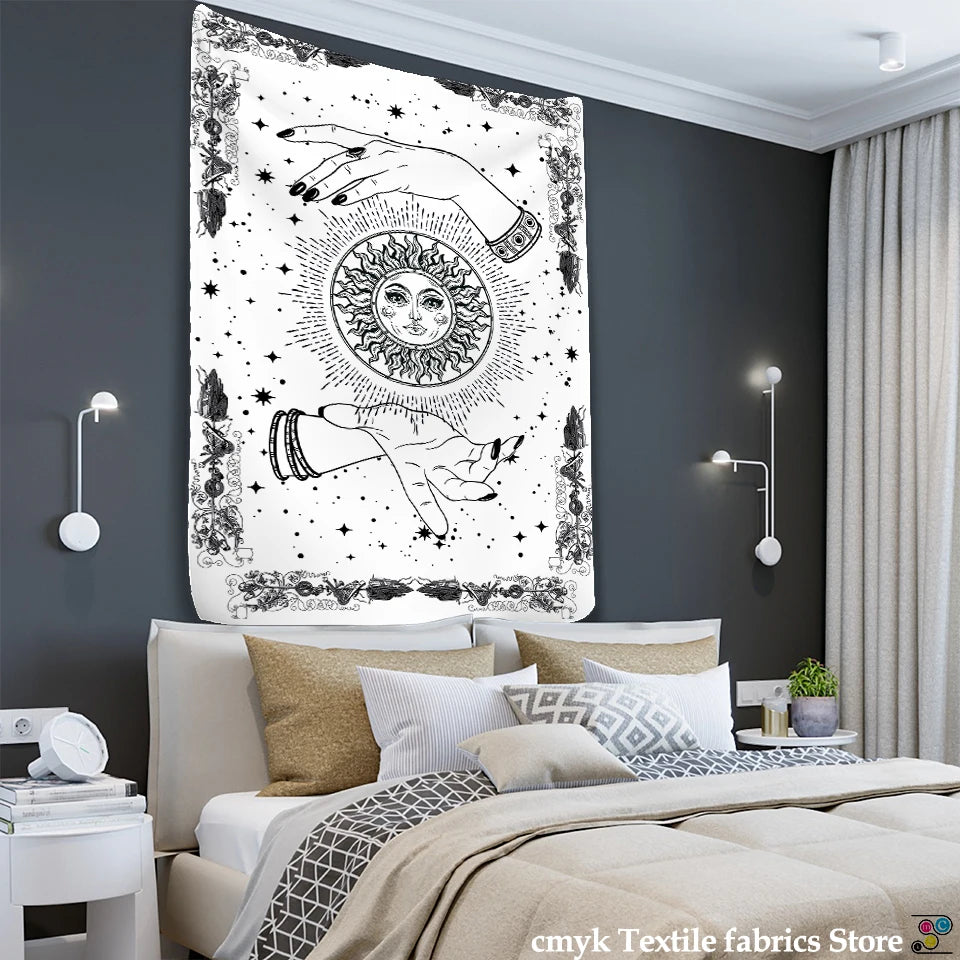 Tapisserie murale bohème avec cartes de tarot, mandalas et symboles astrologiques, suspendue dans une chambre au style mystique et spirituel - Décoration intérieure