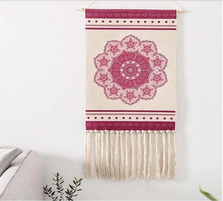 Tapisserie murale bohème en macramé avec pompons suspendue dans une chambre de fille aux tons pastel – déco artisanale de style indien et nordique - Décoration intérieure