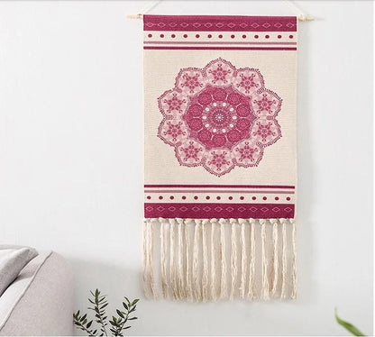Tapisserie murale bohème en macramé avec pompons suspendue dans une chambre de fille aux tons pastel – déco artisanale de style indien et nordique - Décoration intérieure