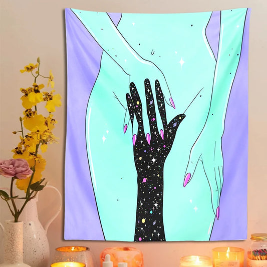 Tapisserie murale bohème représentant une femme dans un style psychédélique avec étoiles, suspendue dans un salon chic et artistique - Décoration intérieure