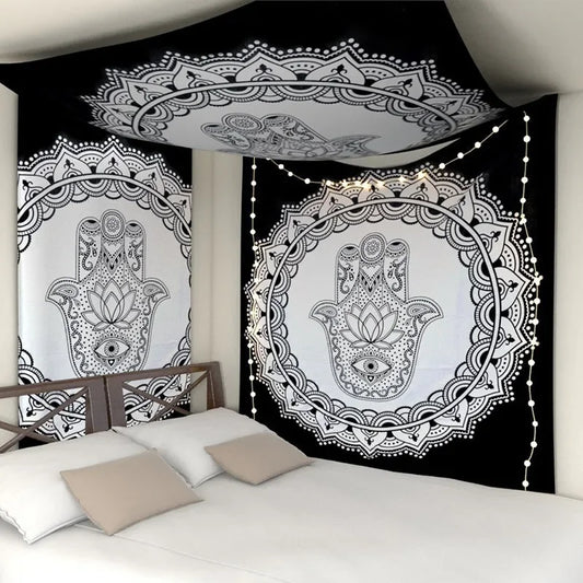 Tapisserie murale bohème violette avec motif mandala floral, suspendue dans une chambre pour une ambiance zen et artistique - Décoration intérieure