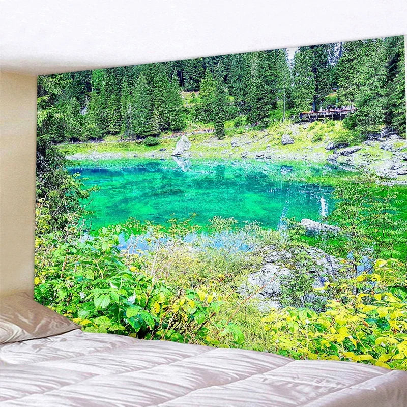 Tapisserie murale décorative Art déco représentant un coucher de soleil sur un lac calme, avec ciel bleu et reflets sur l’eau, suspendue dans une chambre cosy - Décoration intérieure