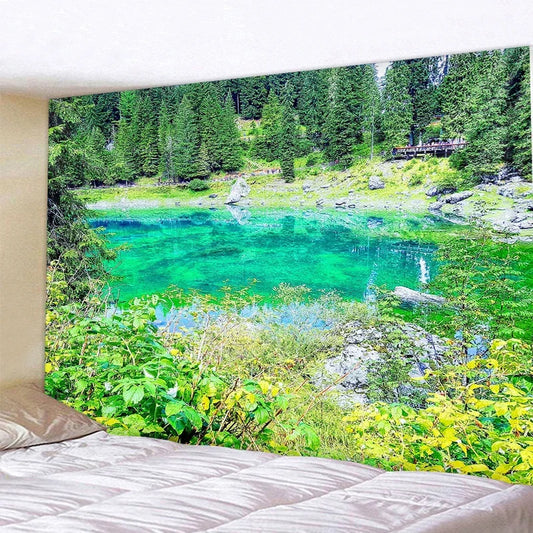 Tapisserie murale décorative Art déco représentant un coucher de soleil sur un lac calme, avec ciel bleu et reflets sur l’eau, suspendue dans une chambre cosy - Décoration intérieure