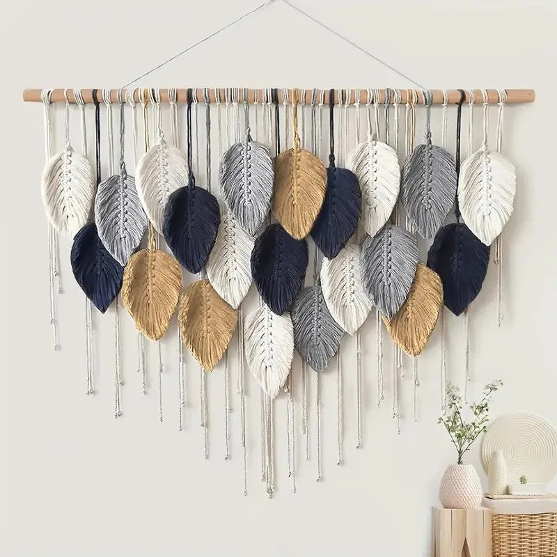 Tapisserie murale en macramé avec feuilles et plumes tissées à la main, suspendue dans un intérieur bohème et naturel - Décoration intérieure