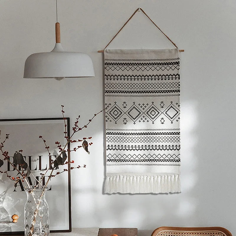 Tapisserie murale macramé noir et blanc à motif géométrique suspendue sur une porte en bois – style bohème chic - Décoration intérieure