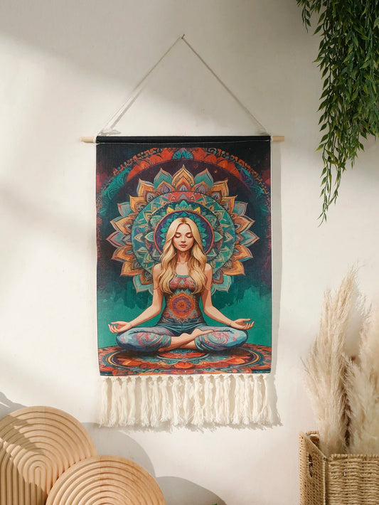 Tapisserie murale macramé noire style bohème gothique suspendue dans une chambre zen - Décoration intérieure