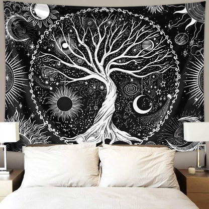 Tapisserie murale noir et blanc représentant un Arbre de Vie entouré du soleil, de la lune, d’étoiles et de la Voie Lactée, suspendue dans une pièce zen et spirituelle - Décoration intérieure