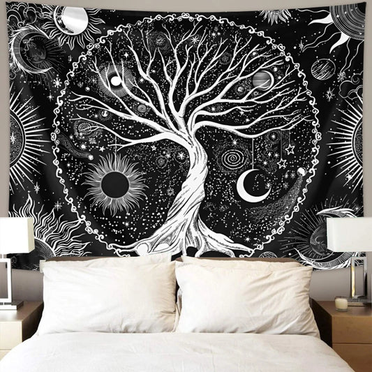 Tapisserie murale noir et blanc représentant un Arbre de Vie entouré du soleil, de la lune, d’étoiles et de la Voie Lactée, suspendue dans une pièce zen et spirituelle - Décoration intérieure