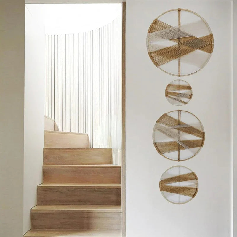 Tapisserie murale ronde en coton et chanvre tissée à la main, suspendue dans un salon au style nordique épuré - Décoration intérieure